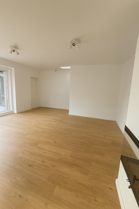 Großzügige, moderne Wohnung mit Balkon