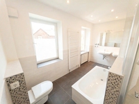 Großzügige, moderne Wohnung mit Balkon