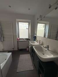 Großzügige, moderne Wohnung mit Balkon