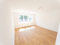 Großzügige, moderne Wohnung mit Balkon