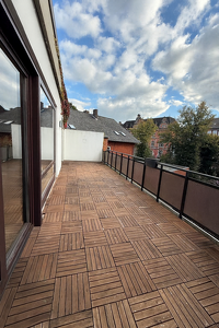 Großzügige, moderne Wohnung mit Balkon