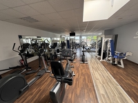 Autohaus mit Kfz-Werkstatt, Verkaufsfläche und Fitnessstudio in Ellerbek