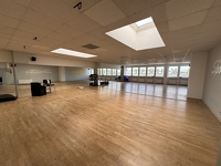 Autohaus mit Kfz-Werkstatt, Verkaufsfläche und Fitnessstudio in Ellerbek