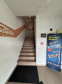 Autohaus mit Kfz-Werkstatt, Verkaufsfläche und Fitnessstudio in Ellerbek
