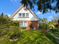 Moderne Doppelhaushälfte mit Kaminofen, Doppelcarport und gestaltetem Grundstück