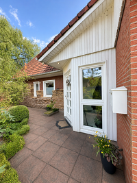 Moderne Doppelhaushälfte mit Kaminofen, Doppelcarport und gestaltetem Grundstück