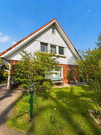 Moderne Doppelhaushälfte mit Kaminofen, Doppelcarport und gestaltetem Grundstück