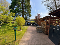 Moderne Doppelhaushälfte mit Kaminofen, Doppelcarport und gestaltetem Grundstück