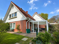 Moderne Doppelhaushälfte mit Kaminofen, Doppelcarport und gestaltetem Grundstück
