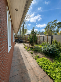 Moderne Doppelhaushälfte mit Kaminofen, Doppelcarport und gestaltetem Grundstück
