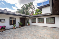 Repräsentatives Refugium mit Einliegerwohnung, Indoor-Pool und parkähnlichem Grundstück