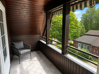 Charmante, frisch renovierte 4-Zimmer-Wohnung mit 2 Balkonen, Sauna, Weitblick und Fahrstuhl