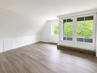 Charmante, frisch renovierte 4-Zimmer-Wohnung mit 2 Balkonen, Sauna, Weitblick und Fahrstuhl
