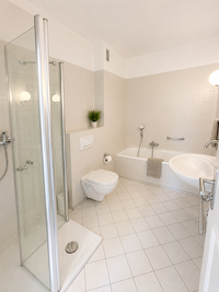 Charmante, frisch renovierte 4-Zimmer-Wohnung mit 2 Balkonen, Sauna, Weitblick und Fahrstuhl