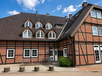 Charmante, frisch renovierte 4-Zimmer-Wohnung mit 2 Balkonen, Sauna, Weitblick und Fahrstuhl
