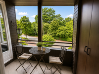Charmante, frisch renovierte 4-Zimmer-Wohnung mit 2 Balkonen, Sauna, Weitblick und Fahrstuhl