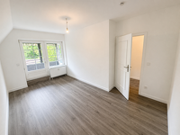 Charmante, frisch renovierte 4-Zimmer-Wohnung mit 2 Balkonen, Sauna, Weitblick und Fahrstuhl