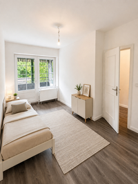 Charmante, frisch renovierte 4-Zimmer-Wohnung mit 2 Balkonen, Sauna, Weitblick und Fahrstuhl
