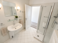 Charmante, frisch renovierte 4-Zimmer-Wohnung mit 2 Balkonen, Sauna, Weitblick und Fahrstuhl