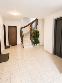 Charmante, frisch renovierte 4-Zimmer-Wohnung mit 2 Balkonen, Sauna, Weitblick und Fahrstuhl