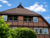 Charmante, frisch renovierte 4-Zimmer-Wohnung mit 2 Balkonen, Sauna, Weitblick und Fahrstuhl