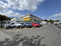 Autohaus mit Kfz-Werkstatt, Verkaufsfläche und Fitnessstudio in Ellerbek